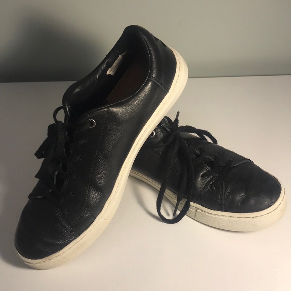 Tom’s Black leather lace up sneakers